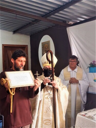 No último sábado (11), em uma celebração com o bispo Dom Sergio Arthur Braschi oficializou a passagem de fase do itinerário vocacional de 26 participantes, entre discípulos, aspirantes e vocacionados.