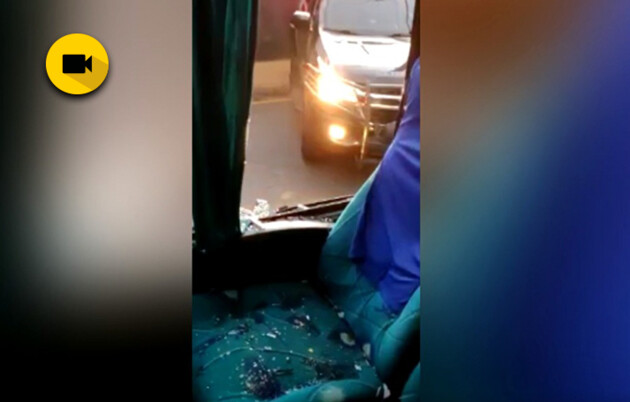 Imagens mostram o momento em que um torcedor do Operário Ferroviário pega uma pedra e a arremessa contra o veículo. Passageiro do ônibus ficou ferido