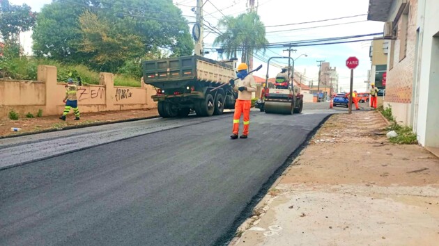 Trechos de ruas centrais de PG recebem asfalto novo nesta semana