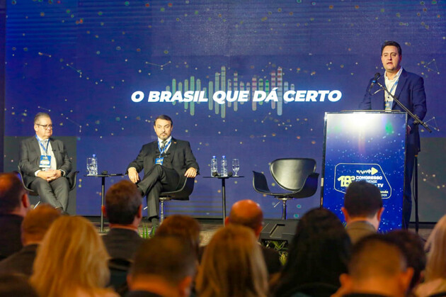 À direita Ratinho Jr. (PSD), governador do Estado do Paraná