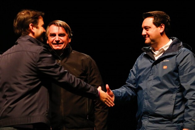 À esquerda o presidente do país, Jair Bolsonaro (PL), e à direita o governador Ratinho Junior (PSD).