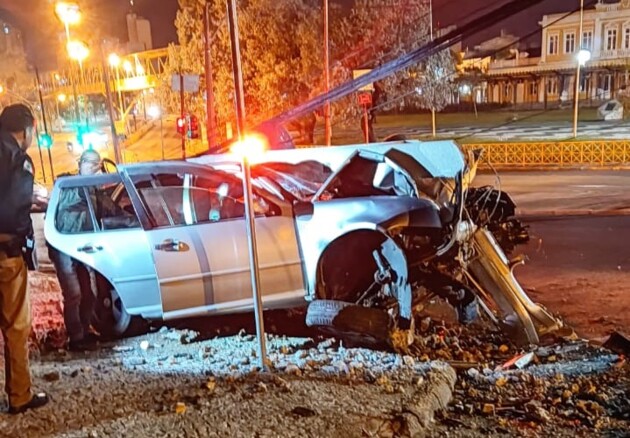 O veículo, um VW Golf, ficou com a frente destruída após o impacto