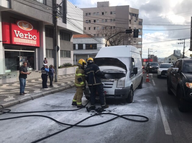 Equipe do Corpo de Bombeiros foi acionada até o local para conter as chamas