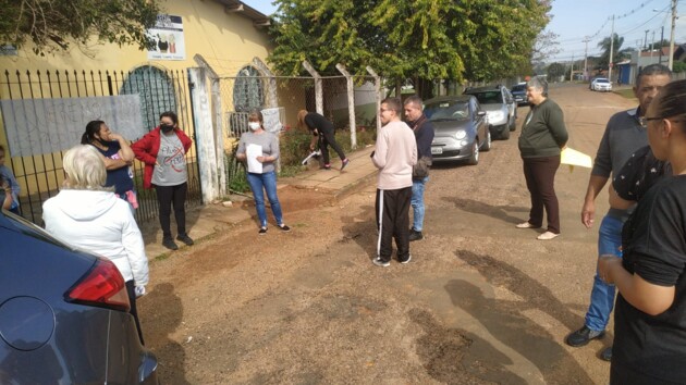 Moradores do bairro reunidos em frente à sede do Centro do Idoso do Cará-Cará.