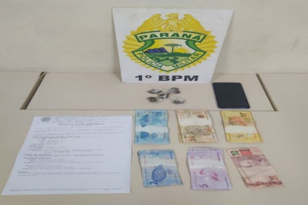 Policia apreendeu cinco buchas de substância análoga a maconha e mais de R$ 1 mil em dinheiro 'trocado'