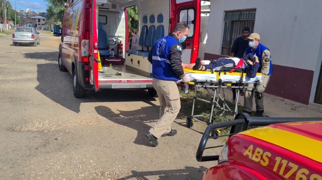 Rapaz de 25 anos foi alvejado na coxa direita e precisou ser encaminhado pelos Bombeiros para o Hospital Regional