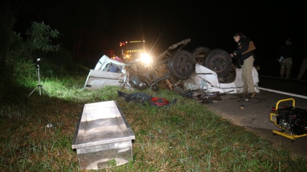 Colisão frontal foi entre uma caminhonete S10 e um caminhão carregado com soja; motorista do automóvel não resistiu e morreu no local