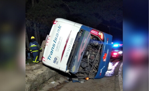 Ônibus com 31 passageiros tomba na BR-277