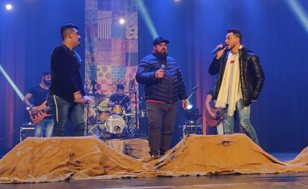 Festival de Inverno foi encerrado com o show da dupla ponta-grossense Kelvin e Kauan, na foto, junto com eles está o músico sertanejo Maick.