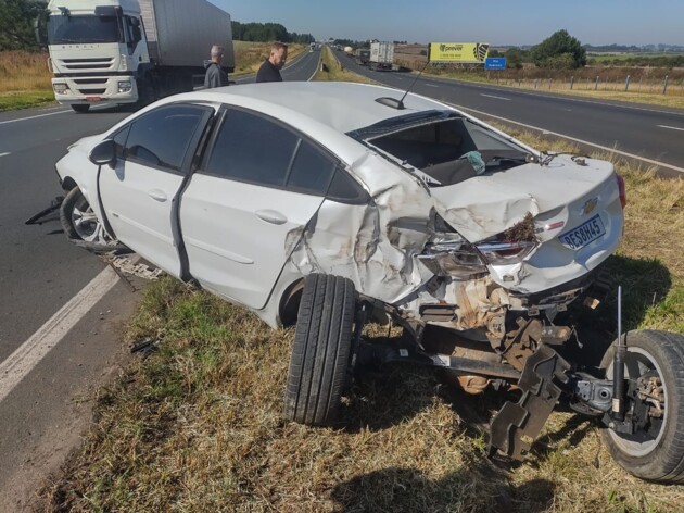 Carro ficou destruído; motorista sofreu lesões leves