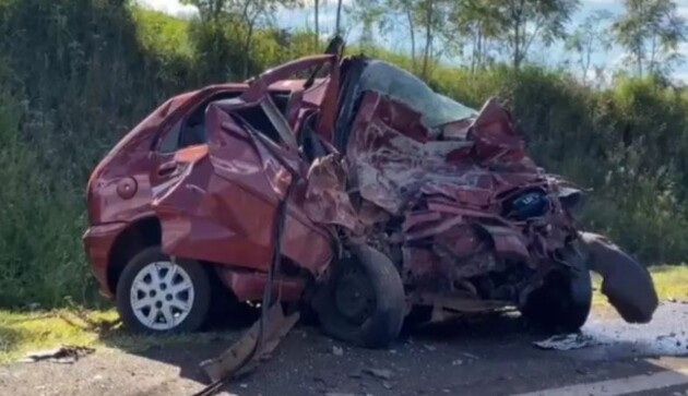 Carro ficou destruído no acidente registrado na BR-280