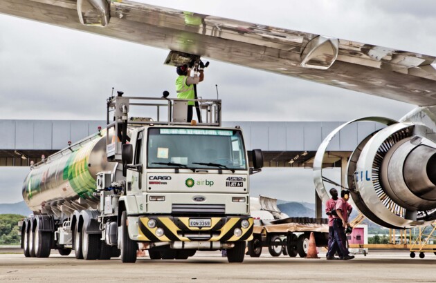 O combustível é utilizado por aviões de grande porte e sua elevação deverá impactar no valor das passagens