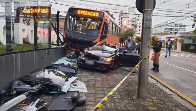 Acidente ocorreu em Curitiba, no final da madrugada deste domingo