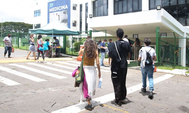Segundo o Ministério da Saúde, foram aplicadas 418,8 milhões de doses de vacina contra covid-19  no Brasil