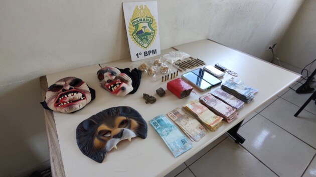 Policiais militares apreenderam diferentes tipos de drogas, dinheiro, celulares e um automóvel