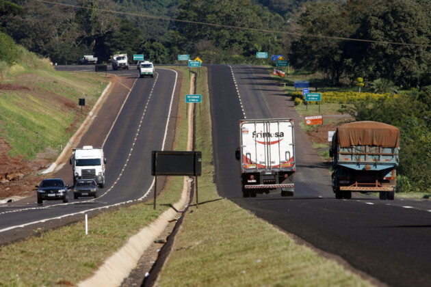 A medida visa aumentar a segurança para condutores e diminuir os danos ao pavimento causados por veículos com excesso de carga