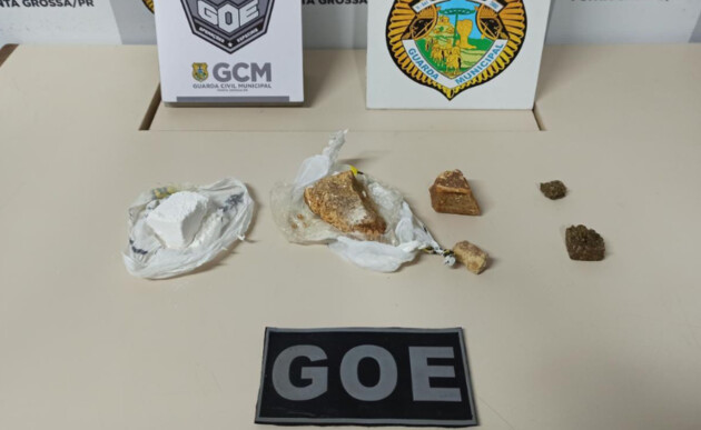 GM prende homem que tentou dispensar sacola com drogas
