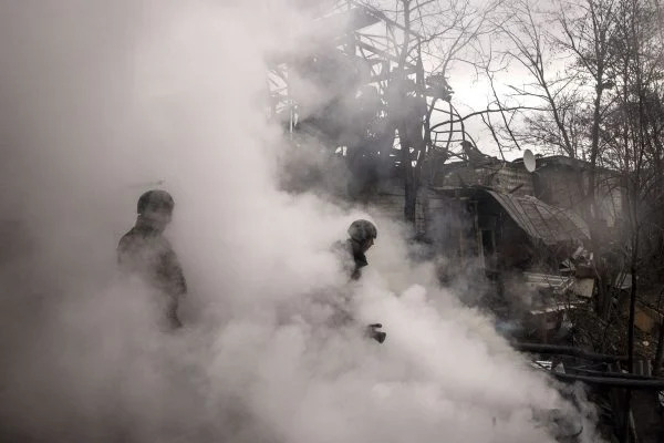 Local abrigava cerca de 90 pessoas quando foi atingido por bombas das tropas russas