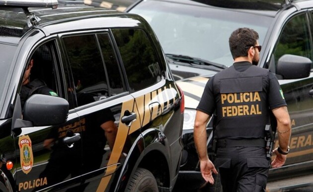 Aproximadamente 40 policiais federais e 30 policiais militares cumprem 11 mandados judiciais em várias cidades