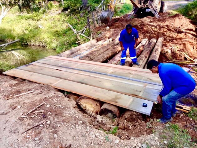 A obra foi realizada de maneira emergencial por se tratar de uma via utilizada pelo transporte escolar