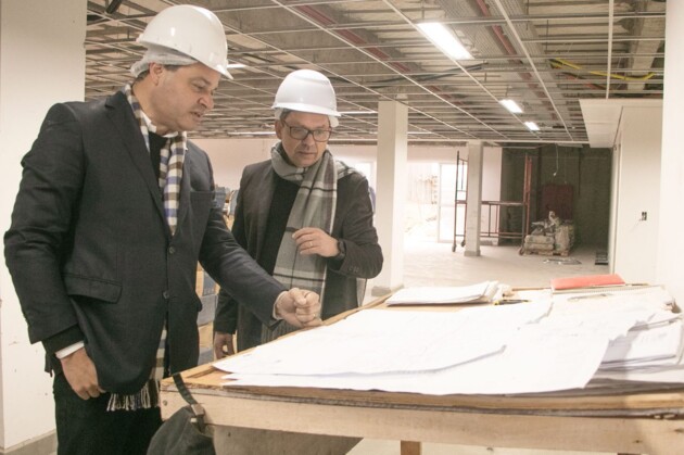 Deputado federal Sandro Alex ao lado do reitor Miguel Sanches Neto, em visita à obra do novo Centro de Convenções.
