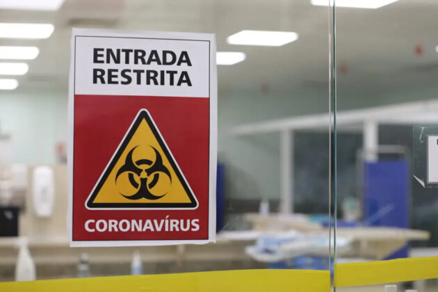 Os dados acumulados do monitoramento da Covid-19 mostram que o Paraná soma 2.593.183 casos confirmados e 43.393 mortos pela doença.