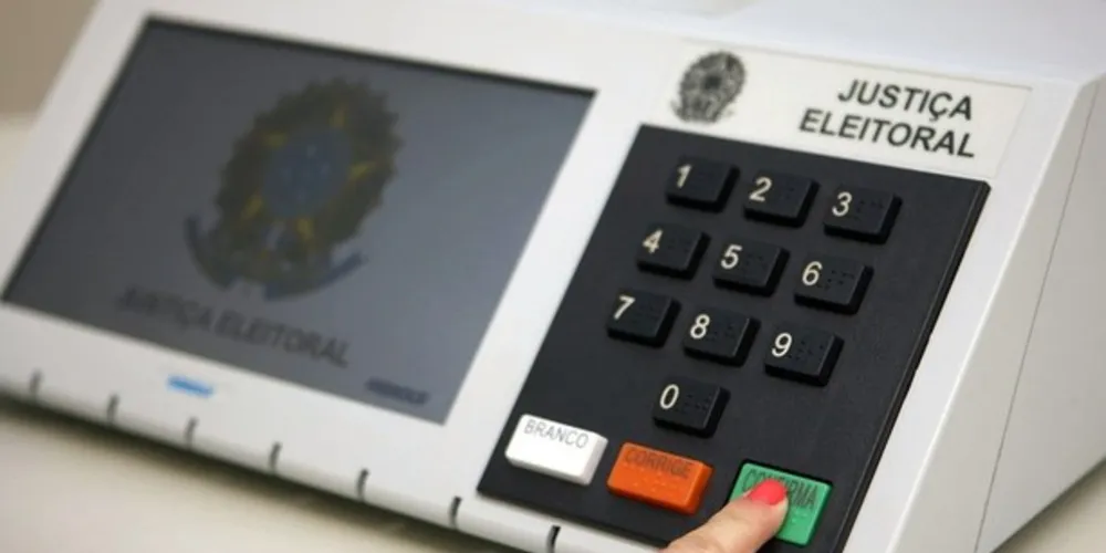 Foram comparados os resultados divulgados pelo TSE aos números do Instituto Datafolha, a um mês das eleições presidenciais