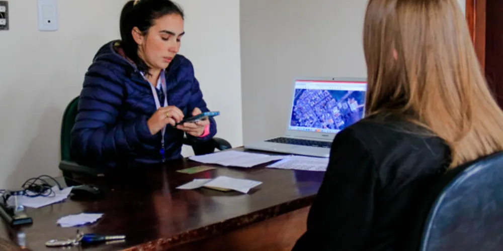 A pessoa interessada deverá procurar a Secretaria Municipal de Habitação para fazer o requerimento de adesão ao programa