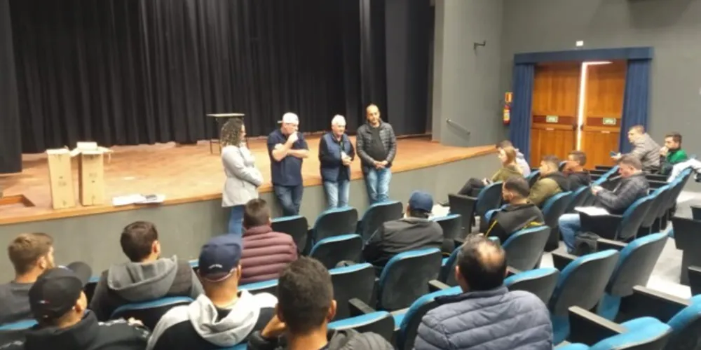 Encontro foi realizado nesta quarta no teatro Tia Inália