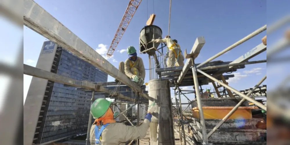 Por outro lado, falta ou o alto custo dos insumos usados como matéria-prima preocupam