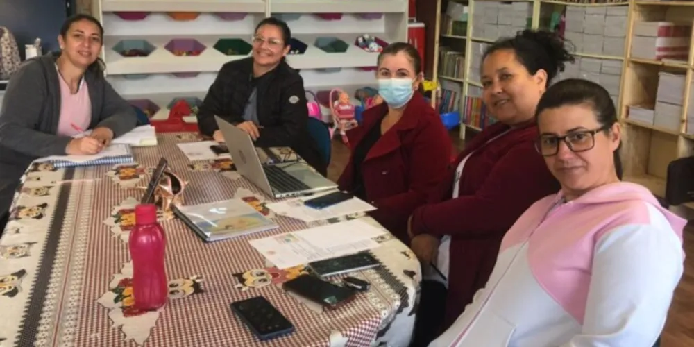 Professores, pedagogos, diretores, coordenadores e secretários vêm participando das capacitações - Foto: Divulgação