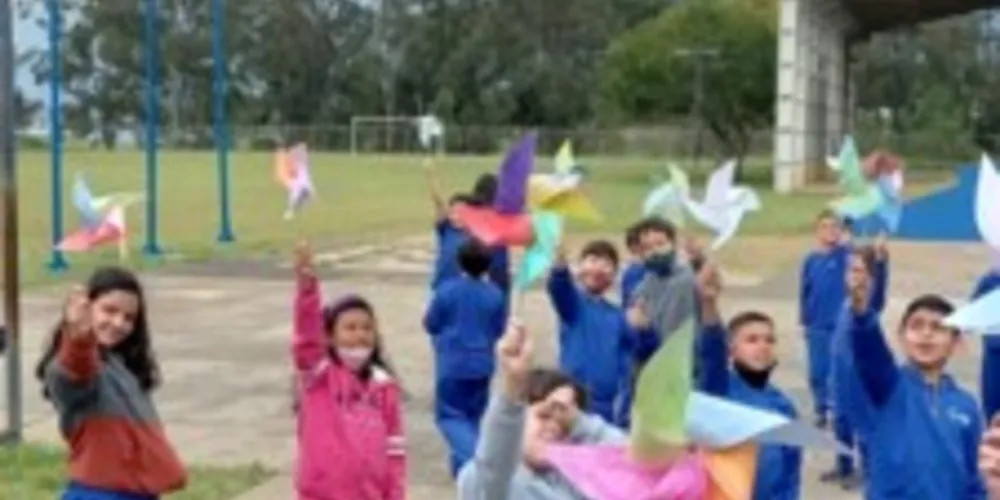Fotos mostram momentos diversificados, como confecção e uso das pipas