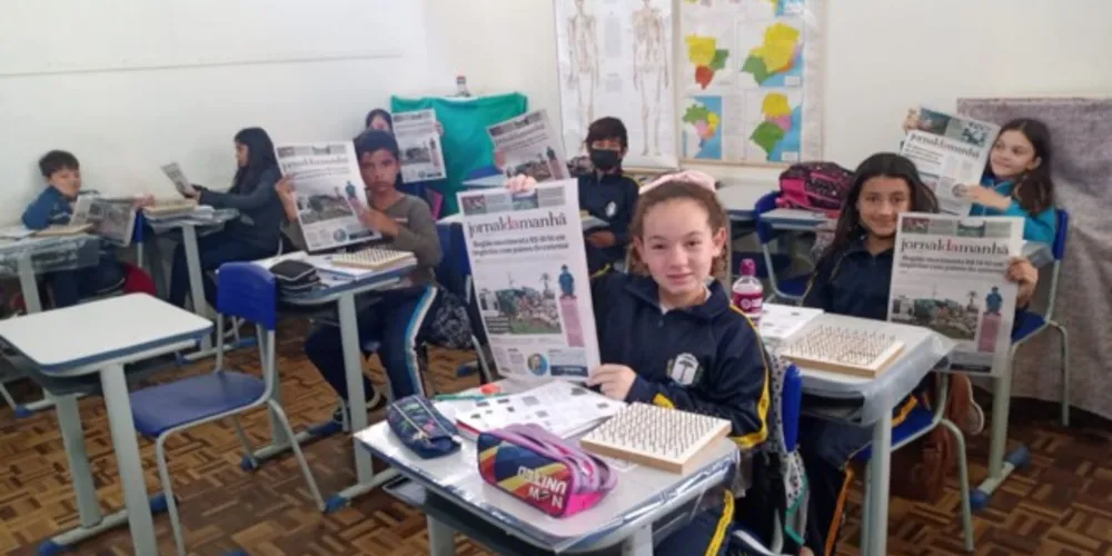 Após estudo em sala, alunos levaram impressos para compartilhar notícias com a família