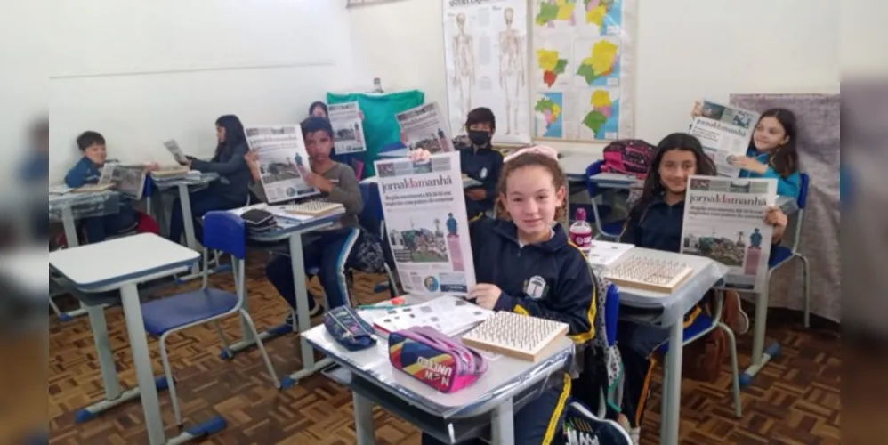 Após estudo em sala, alunos levaram impressos para compartilhar notícias com a família