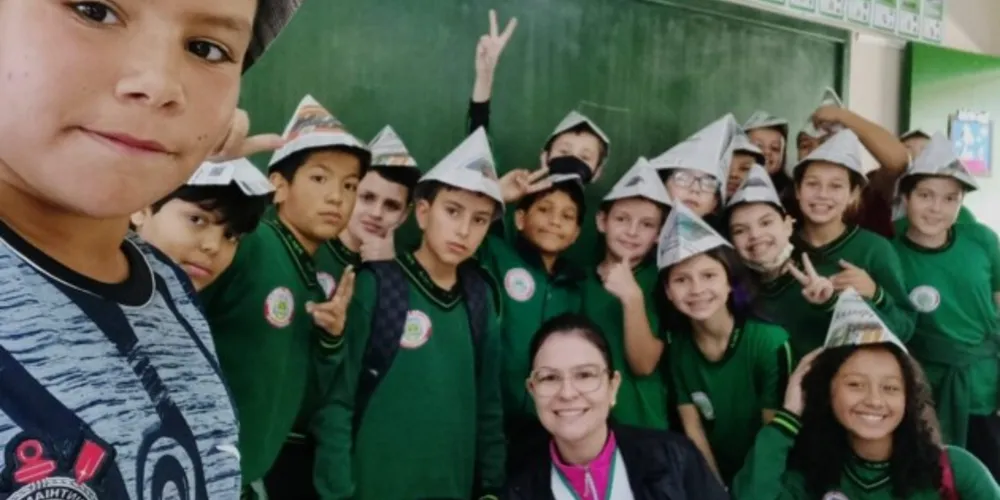 Aluno Adrian Henrique Camargo Maciel registrou momento após confecção de chapéus de soldados