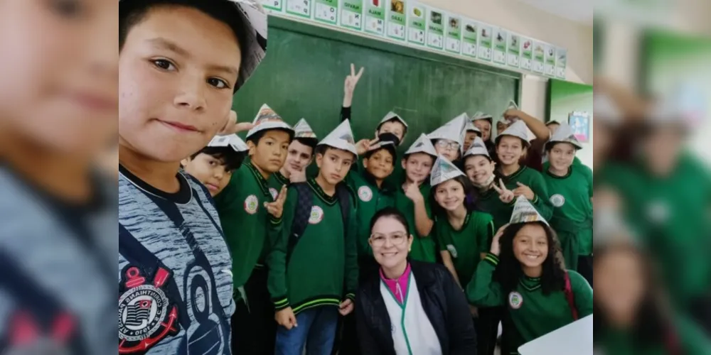 Aluno Adrian Henrique Camargo Maciel registrou momento após confecção de chapéus de soldados