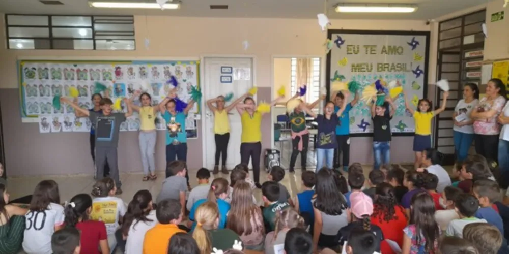 Para realizar uma homenagem ainda mais efetiva, alunos percorreram pela história do país