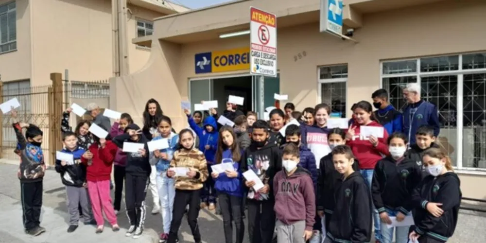 Alunos foram aos Correios para 'selar' etapa da dinâmica