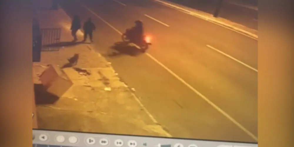 Imagens de câmeras de segurança mostram o exato momento que o homem