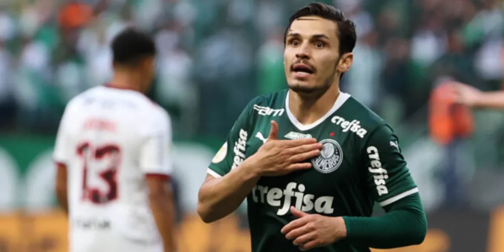 O jogador Raphael Veiga, do Palmeiras, comemora seu gol contra a equipe do Flamengo