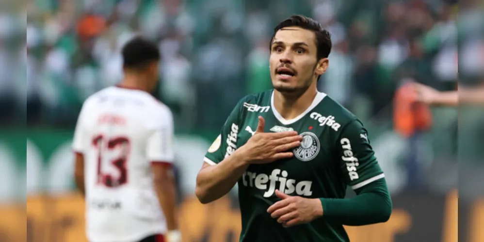 O jogador Raphael Veiga, do Palmeiras, comemora seu gol contra a equipe do Flamengo