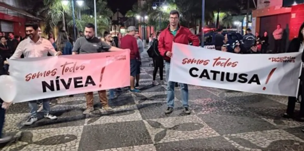 Duas manifestações em Matinhos, na noite desta segunda, 'dividiram' a população local
