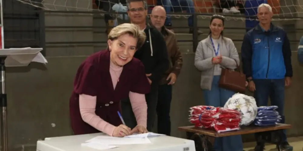 Elizabeth Schmidt assinou neste fim de semana a liberação para que três associações de moradores possam coordenar uso de ginásios