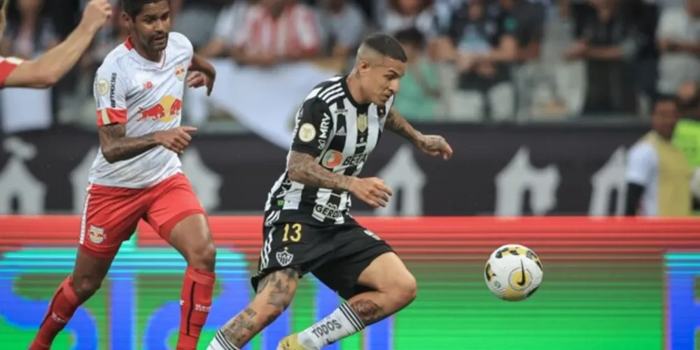 Guilherme Arana se lesionou no empate contra o Bragantino