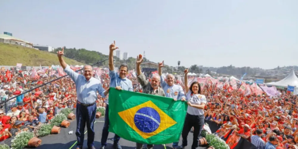 Lula e correligionários participam de ato de campanha neste sábado (10) em Taboão da Serra (SP)