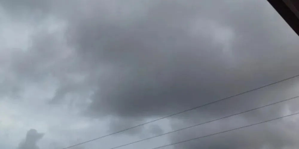 A nebulosidade se mantém presente entre o leste (RMC e litoral), Campos Gerais e centro-sul do Estado.