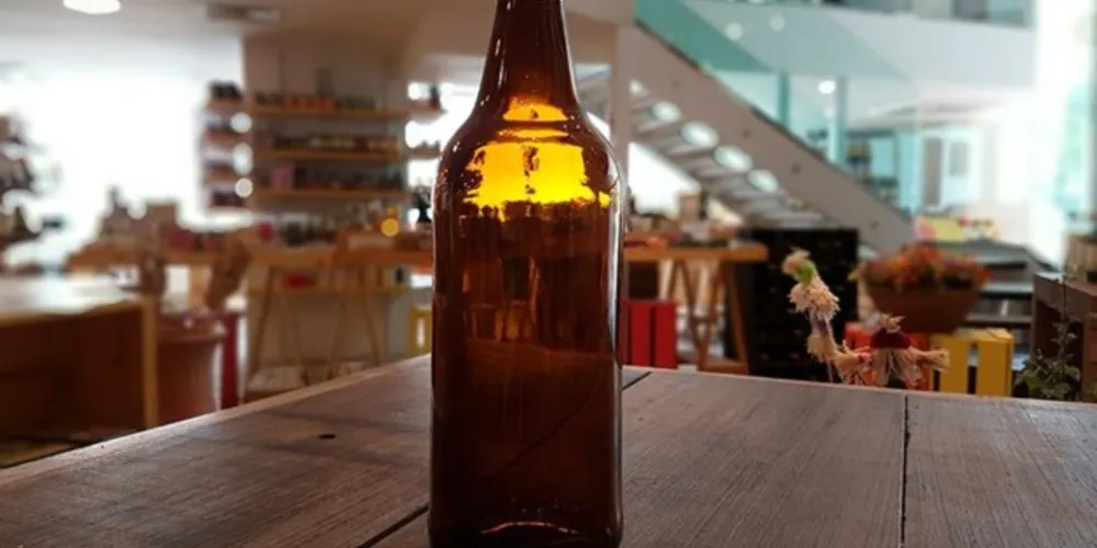 Um vendedor tirou foto de um aviso colado na porta da sala de reunião da loja