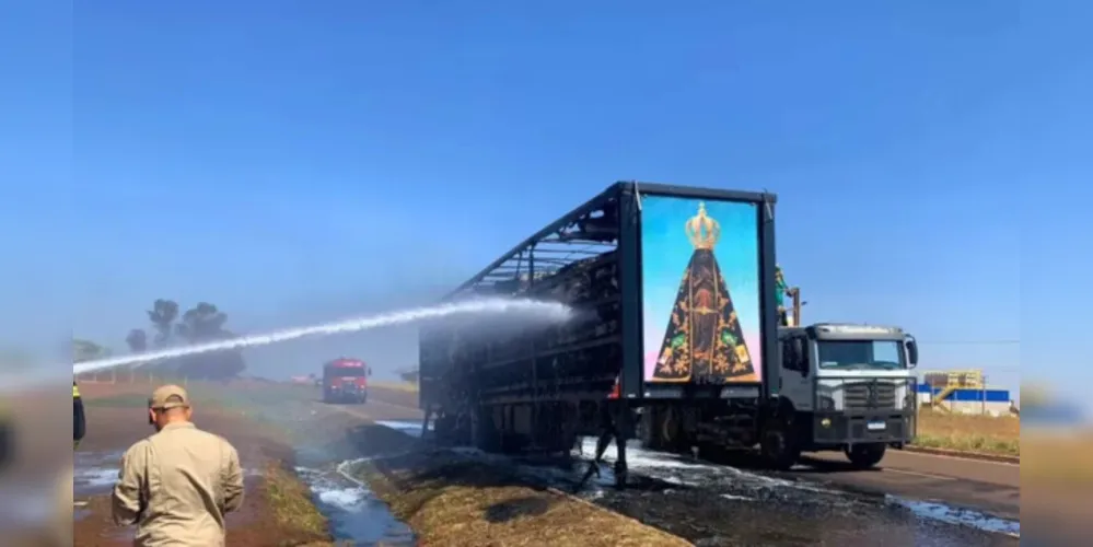 m imagens feitas no local é possível ver a carcaça da carreta completamente destruída. Apesar disso, a imagem da santa fixada na porta permanece sem nenhum arranhão.