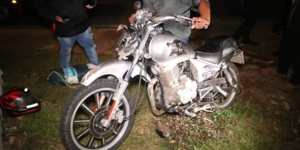 Com a colisão, motocicleta teve alguns estragos