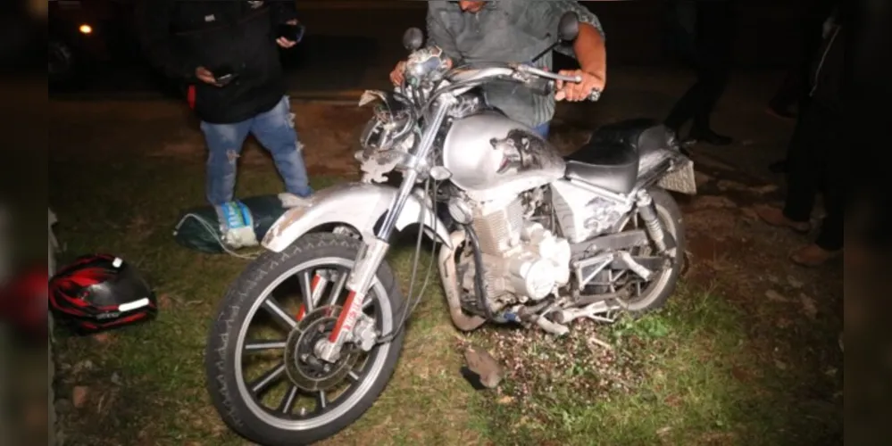 Com a colisão, motocicleta teve alguns estragos